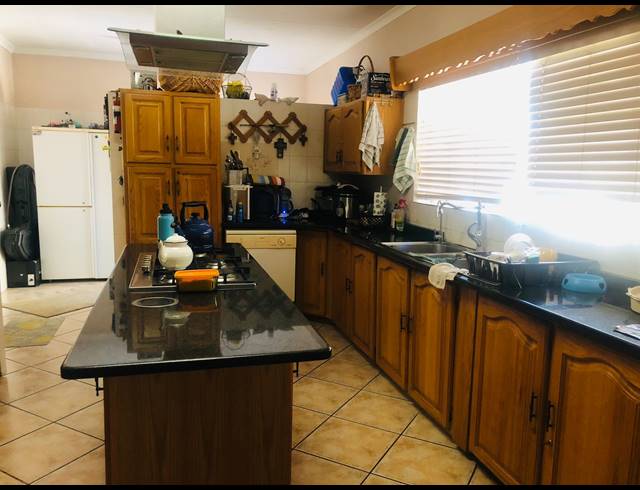 5 BEDROOM HOUSE FOR SALE IN PROTEA PARK